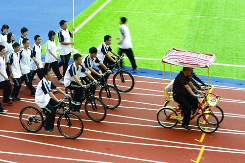 学校运动会入场仪式不讲究只彰显个性
