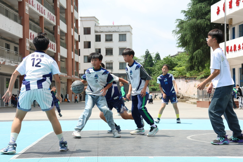 这所乡村小学,10年打坏1000多个篮球